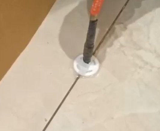 栖霞瓷砖空鼓维修公司专业解答瓷砖在铺贴过程中，如果没有涂抹均匀到位的粘结材料（如水泥砂浆或瓷砖胶），可能会导致以下问题