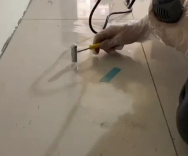 栖霞瓷砖开裂维修公司专业分享瓷砖在铺贴前如果没有沥干水分，将会导致以下问题